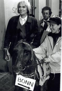 Hans-Christian Ströbele mit einem seiner Lieblingstiere