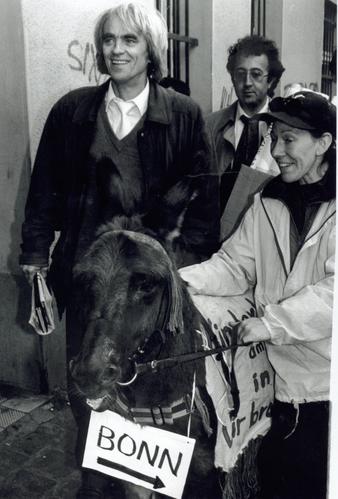 Hans-Christian Ströbele mit einem seiner Lieblingstiere