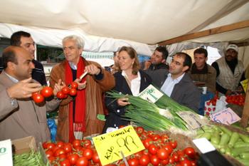 Bundestagswahlkampf 2005: Erkundung des Kreuzberger Wochenmarktes