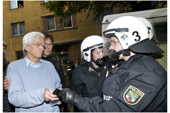 Demonstration am ehem. Flughafen Tempelhof