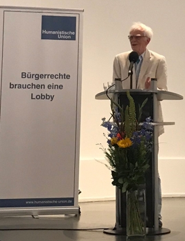 Christian Ströbele bei der Preisverleihung (Foto: Senator Dr. Dirk Behrendt)