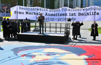 Christian Ströbele am 30.05.2015 auf der Demo "Anwälte gegen Totalüberwachung."