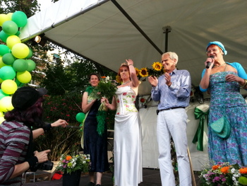 mit Claudia I., Tine Hauser-Jabs und der scheidenden Weinkönig_in des Jahres 2012, Jana I.