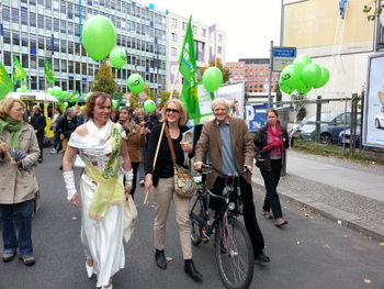 Auf der UmFAIRteilen Demonstration am 29.09.2012 mit Lisa Paus (MdB) und der grünen Weinkönig_in von Kreuzberg
