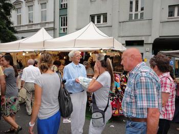 Hans-Christian Ströbele verteilt den "Stachel" auf dem Bergmannstraßenfest