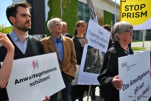 Christian Ströbele am 30.05.2015 auf der Demo "Anwälte gegen Totalüberwachung."