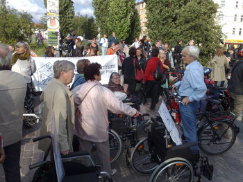 Christian auf der Demo im Gespräch mit Albatros e.V.