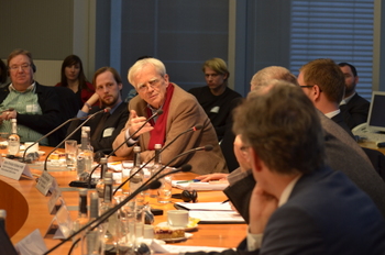 Hans-Christian Ströbele auf dem Podium zur internationalen Drogenpolitik