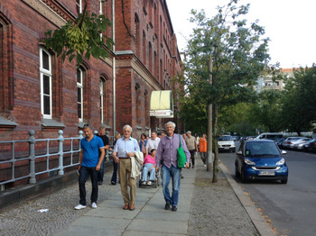 Rundgang mit AnwohnerInnen im Thälmann-Park