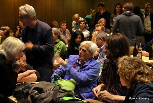 Ströbele gewinnt zum vierten Mal das Direktmandat in Xhain: Impressionen vom Wahlabend