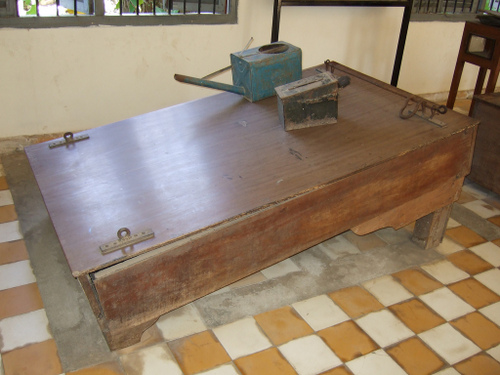 Waterboarding-Vorrichtung aus den Folterkammern der Roten Khmer (cc-by-2.0 waterboardingdotorg)