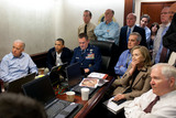 Obama, Biden, Clinton et al. warten auf Neuigkeiten von Bin Laden. Im Hintergrund in der Tür Alfreda Frances Bikowsky.