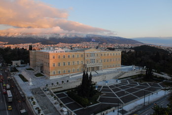 Griechisches Parlament am Syntagmaplatz (cc-by-2.0 Gerard McGovern)