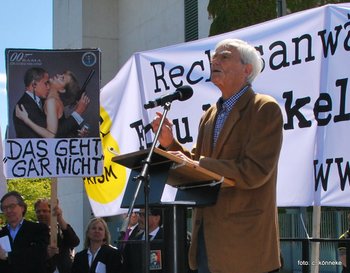 Hans-Christian Ströbele vor dem Kanzleramt 30.05.2015 (Courtesy of Christof Könneke)