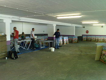 3000 Plakate wollen geklebt werden