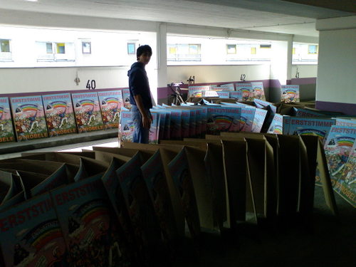 3000 Plakate wollen geklebt werden