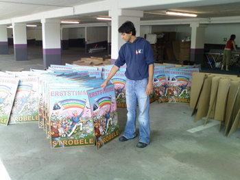 3000 Plakate wollen geklebt werden