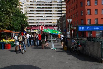 Wahlkampfstände im ganzen Bezirk