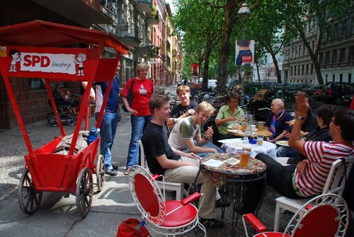 Wahlkampfstände im ganzen Bezirk