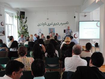 Hans-Christian Ströbele beim Workshop zu Afghanistan am 30.06.2012 im Haus der Demokratie und Menschenrechte in Berlin