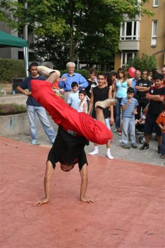 Bundestagswahlkampf 2005: Tanz beim Hoffest im Waldekiez